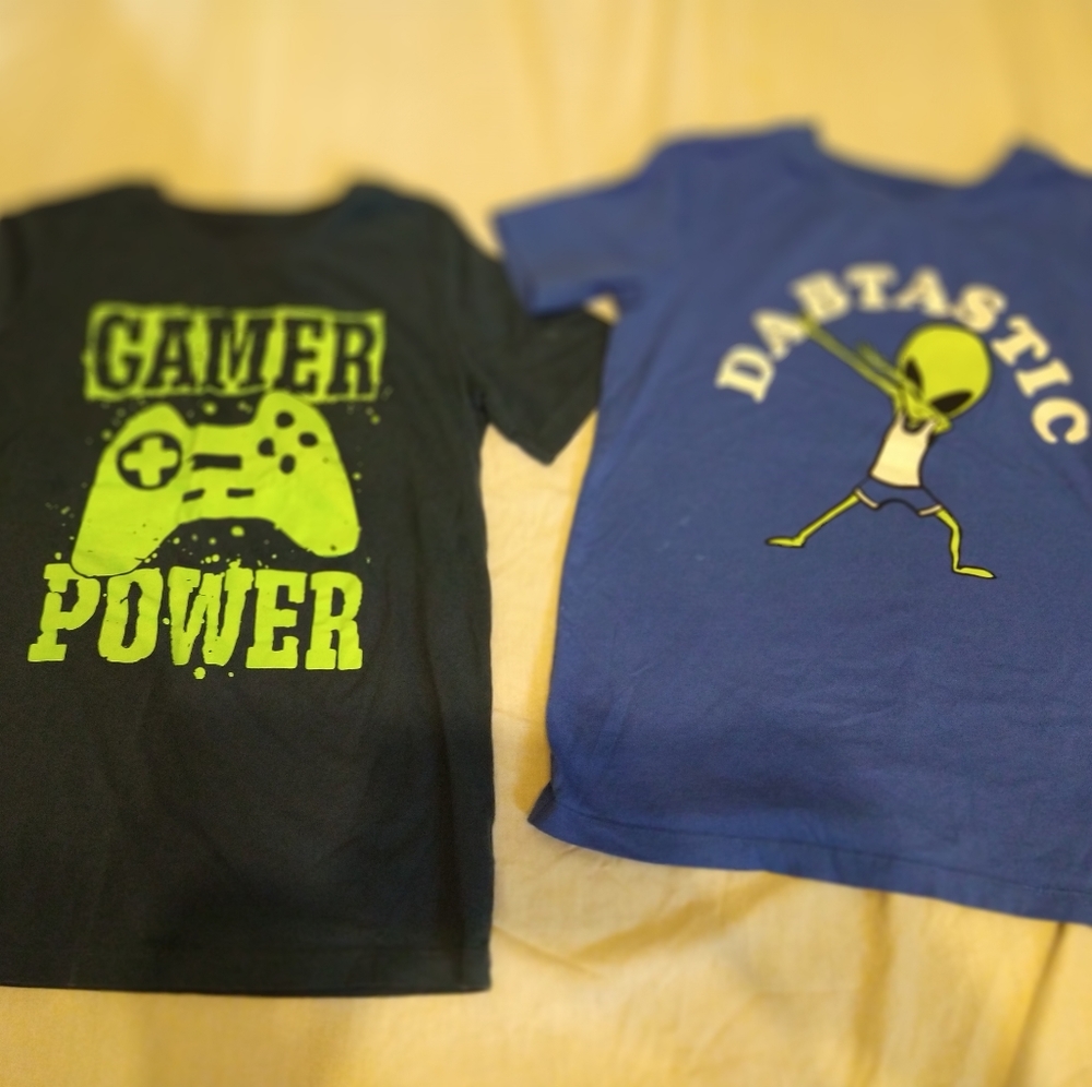 2 T-shirts